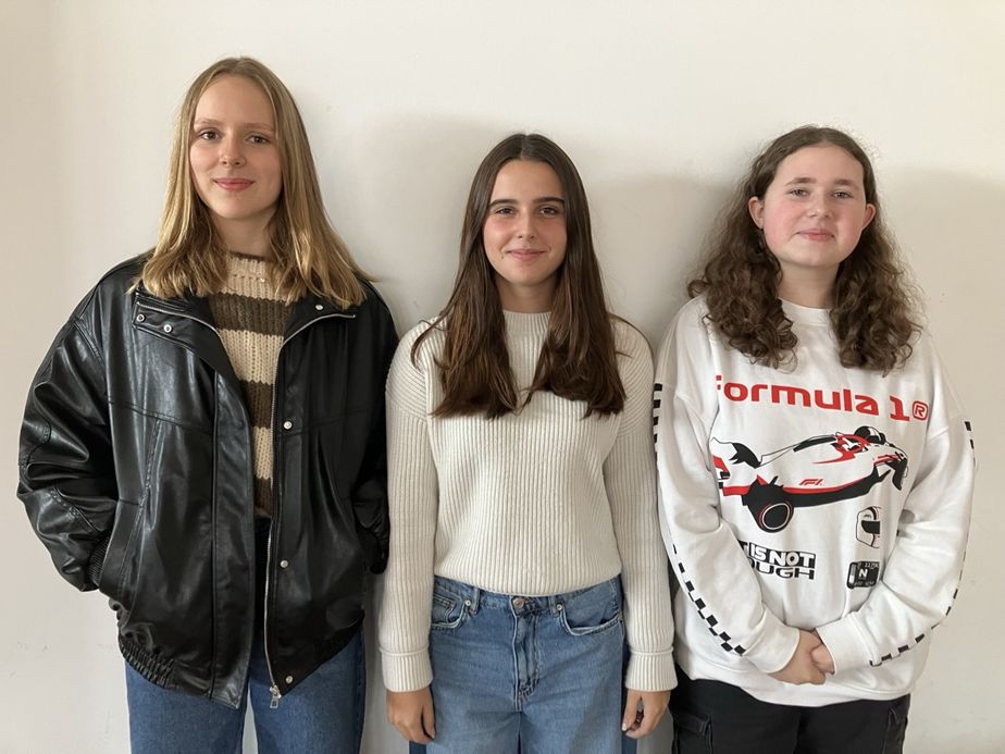 Unsere neuen Schulsprecherinnen (von rechts nach links): Andrea Selcuk (Vertreterin), Alicia Vazquez (Schulsprecherin), Elisa Eckhardt (Vertreterin)